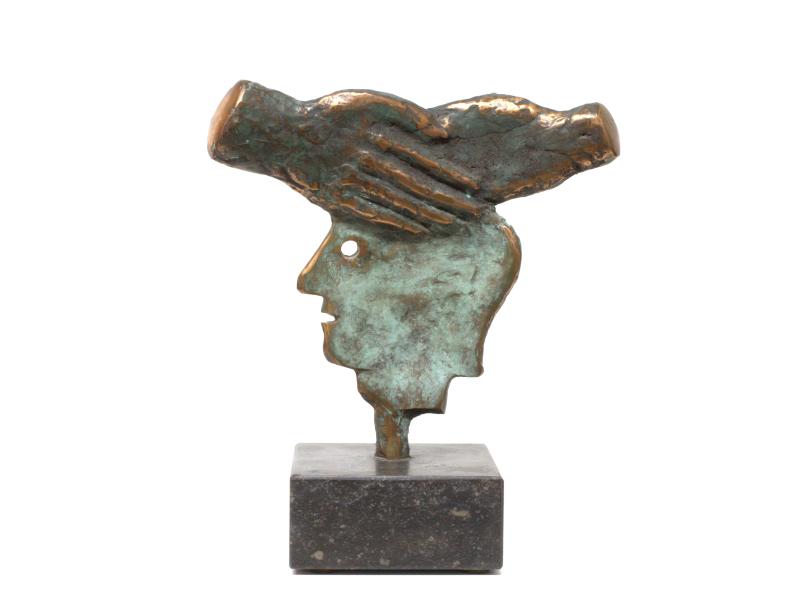 Hoofdfoto Beschermende handen boven hoofd